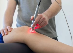 لیزر کم‌توان در فیزیوتراپی چه تفاوتی با لیزر پرتوان دارد؟